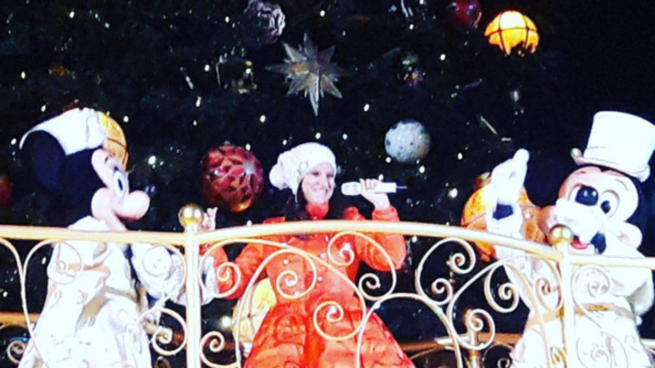 Buon Natale Laura Pausini.Laura Pausini Canta Santa Claus Is Coming To Town A Disneyland Paris Video Ziomuro Reloaded