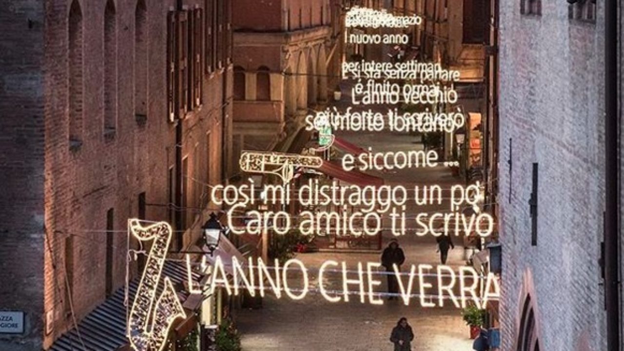 Frasi Canzoni Natale.Cesare Cremonini Le Frasi Di Nessuno Vuole Essere Robin Per Le Nuove Luminarie Natalizie Di Bologna Ziomuro Reloaded